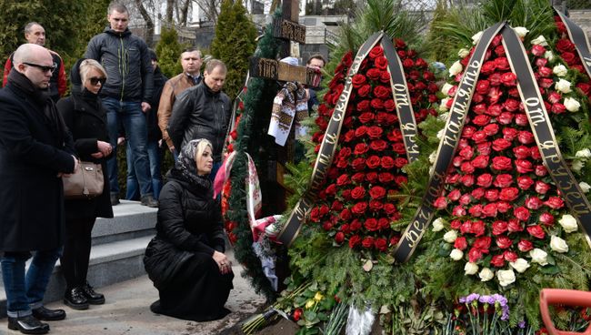 Вдова бывшего депутата Государственной Думы РФ Дениса Вороненкова Мария Максакова на похоронах Дениса Вороненкова на Зверинецком кладбище в Киеве