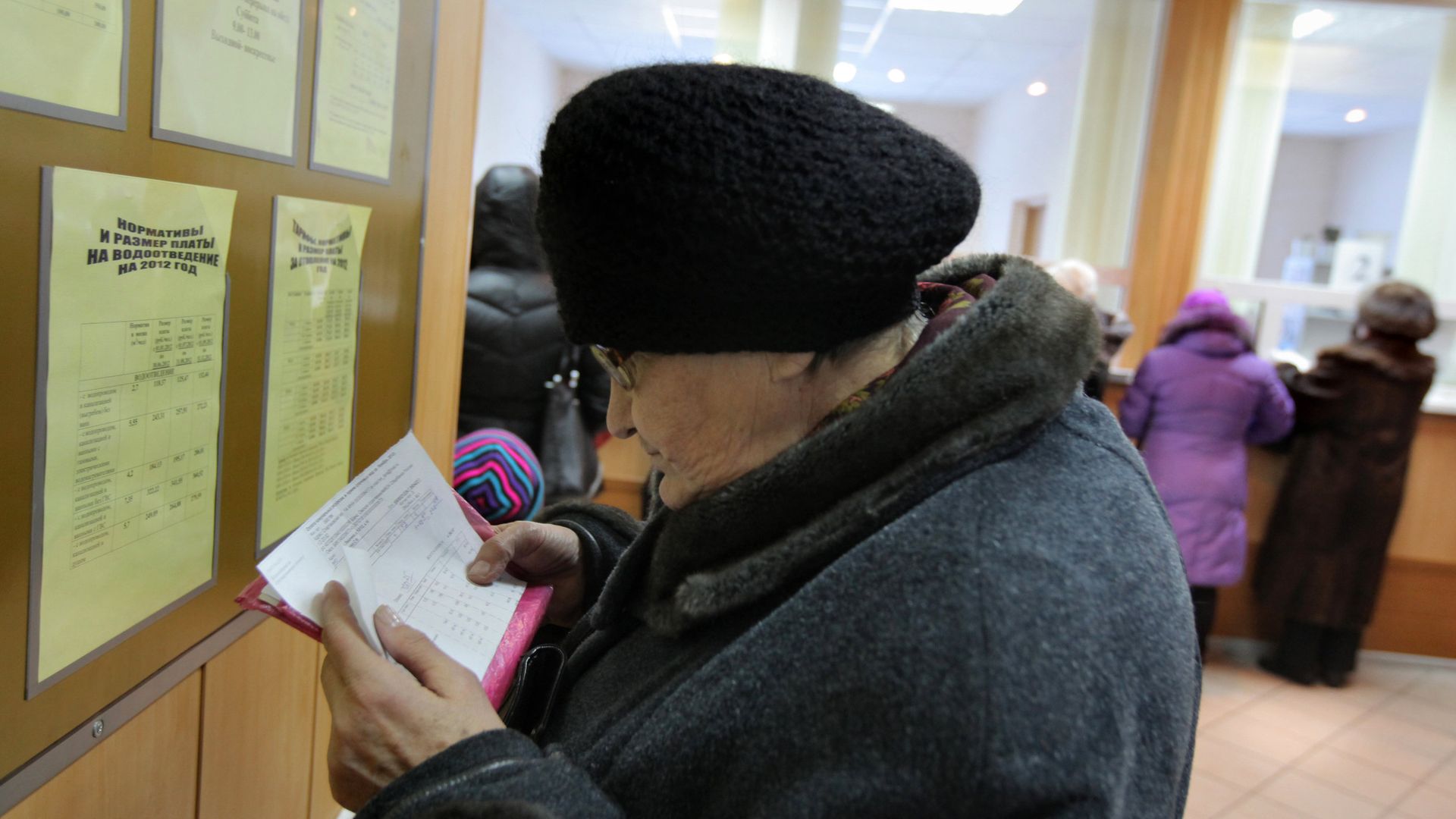 Женщина проверяет правильность заполнения квитанций об оплате коммунальных услуг - РИА Новости, 1920, 26.02.2026