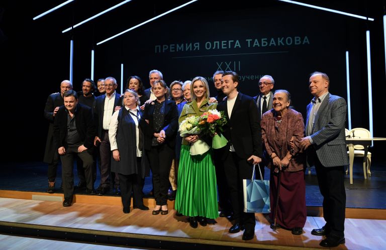 Артисты после окончания церемонии вручения премии Олега Табакова в Московском театре под руководством О. Табакова в Москве Артисты после окончания церемонии вручения премии Олега Табакова в Московском театре под руководством О. Табакова в Москве