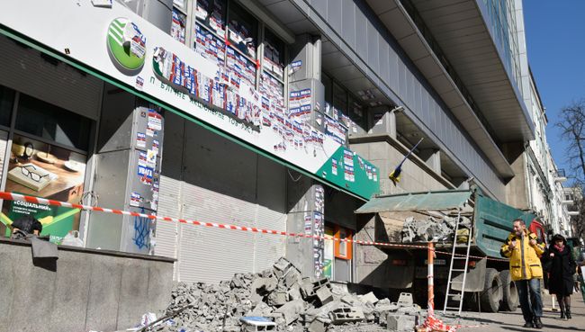 Прохожие у центрального отделения дочернего предприятия Сбербанка России в Киеве. Архивное фото Прохожие у центрального отделения дочернего предприятия Сбербанка России в Киеве. Архивное фото