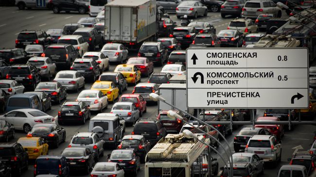 Автомобильная пробка на Зубовском бульваре в Москве. Архивное фото