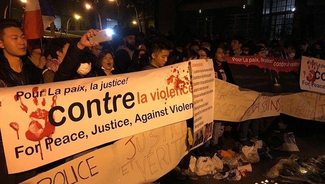 Акция протеста против убийства французскими полицейскими китайца в Париже. Архивное фото Акция протеста против убийства французскими полицейскими китайца в Париже. Архивное фото