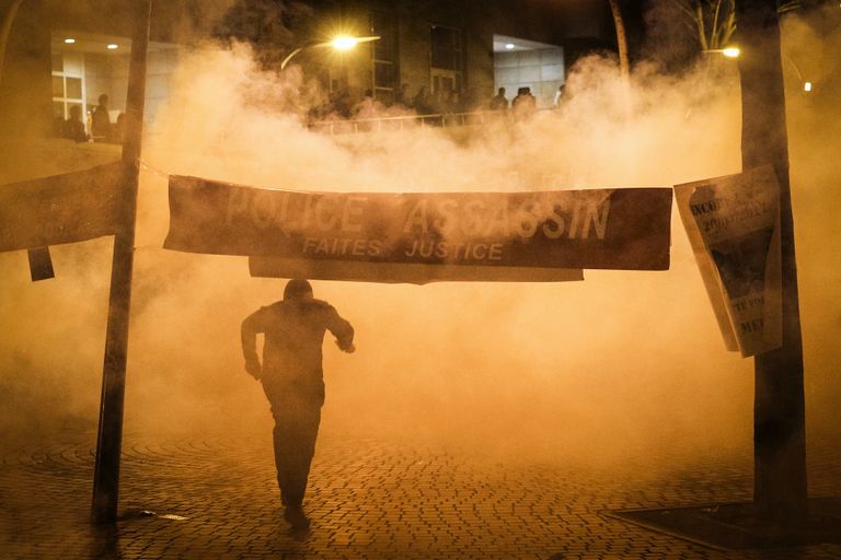 Полиция применила слезоточивый газ во время акции протеста против убийства полицейскими китайца в Париже Полиция применила слезоточивый газ во время акции протеста против убийства полицейскими китайца в Париже