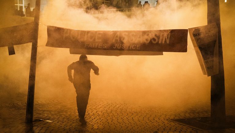 Полиция применила слезоточивый газ во время акции протеста против убийства полицейскими китайца в Париже Полиция применила слезоточивый газ во время акции протеста против убийства полицейскими китайца в Париже