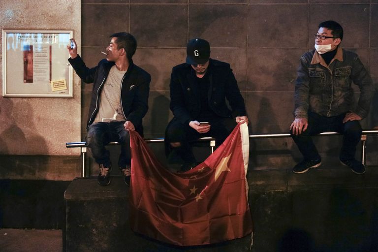 Демонстранты с китайским флагом во время акции протеста против убийства французскими полицейскими китайца в Париже Демонстранты с китайским флагом во время акции протеста против убийства французскими полицейскими китайца в Париже