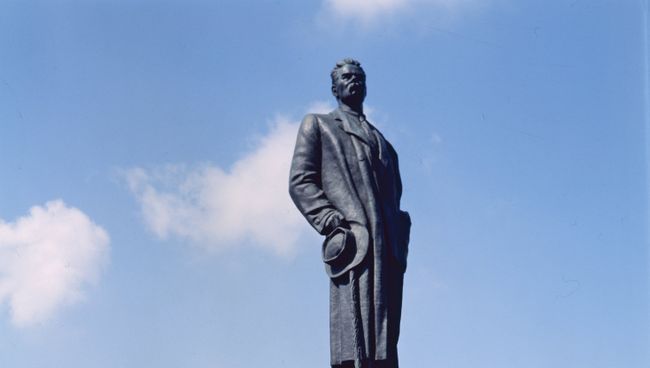 Памятник А.М. Горькому щади Белорусского вокзала. Архивное фото Памятник А.М. Горькому щади Белорусского вокзала. Архивное фото