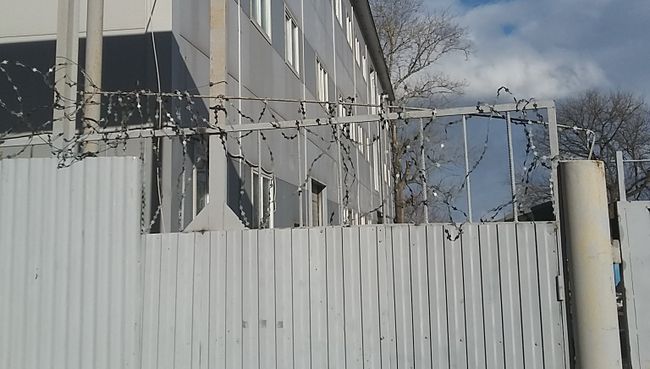 Центр саентологов в Подмосковье, где проходит обыск сотрудниками ФСБ и спезназа Центр саентологов в Подмосковье, где проходит обыск сотрудниками ФСБ и спезназа