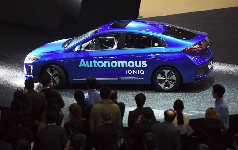 Автономный автомобиль Ioniq компании Hyundai Motor во время превью Сеульского автосалона Автономный автомобиль Ioniq компании Hyundai Motor во время превью Сеульского автосалона