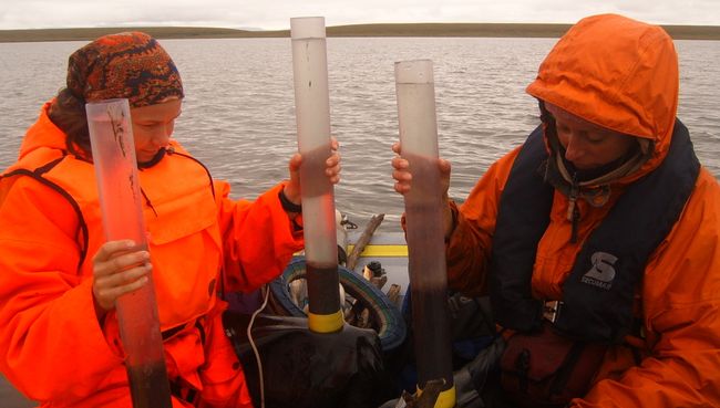 Анна Моргенштерн и руководитель лаборатории полярных и морских исследований им. О. Ю. Шмидта Ирина Федорова смотрят колонки Анна Моргенштерн и руководитель лаборатории полярных и морских исследований им. О. Ю. Шмидта Ирина Федорова смотрят колонки