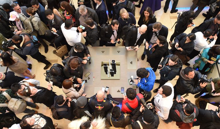 Пресса собралась вокруг столов с новыми Samsung S8 и S8+ на презентации в Нью-Йорке Пресса собралась вокруг столов с новыми Samsung S8 и S8+ на презентации в Нью-Йорке