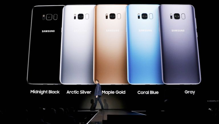 Старший вице-президент Samsung по продуктовой стратегии Джастин Денисон представляет смартфоны Galaxy S8 и S8 + в Нью-Йорке