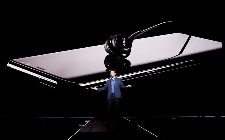 Старший вице-президент Samsung по продуктовой стратегии Джастин Денисон представляет смартфоны Galaxy S8 и S8 + в Нью-Йорке Старший вице-президент Samsung по продуктовой стратегии Джастин Денисон представляет смартфоны Galaxy S8 и S8 + в Нью-Йорке