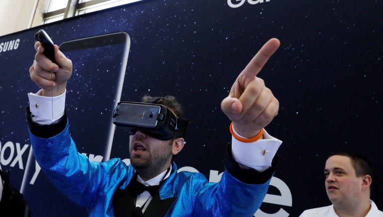 Гость в очках виртуальной реальности Samsung Gear VR для Samsung Galaxy S8