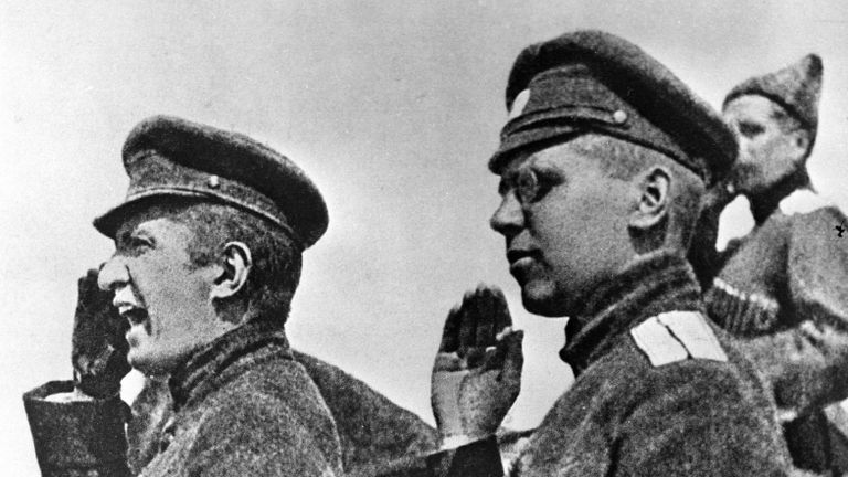 Александр Керенский, Военный и морской министр Всероссийского Временного Правительства приветствует войска, направляющиеся на фронт Александр Керенский, Военный и морской министр Всероссийского Временного Правительства приветствует войска, направляющиеся на фронт