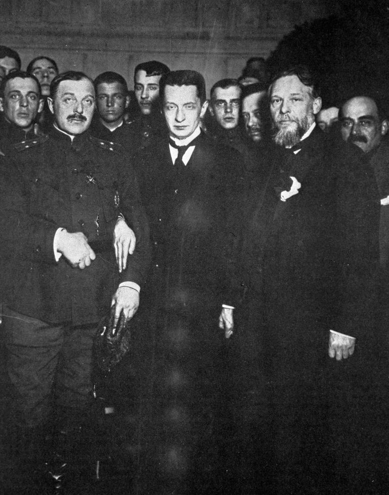Члены Временного правительства во главе с Александром Федоровичем Керенским