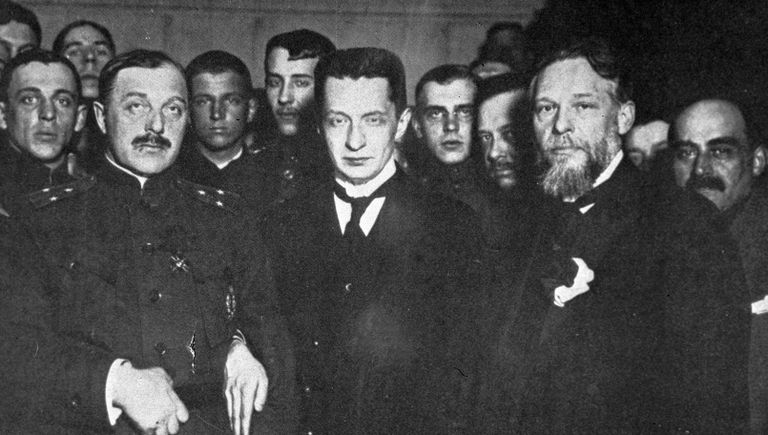 Члены Временного правительства во главе с Александром Федоровичем Керенским Члены Временного правительства во главе с Александром Федоровичем Керенским