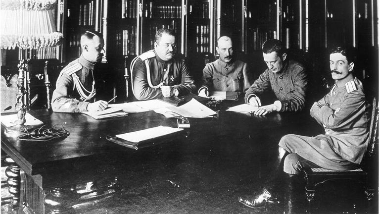 Заседание военного министерства Временного правительства 4 состава (слева направо): г.ш.полковник Барановский, г.ш.генерал-майор Якубович, Б.В.Савинков, А.Ф.Керенский и г.ш.полковник Туманов Заседание военного министерства Временного правительства 4 состава (слева направо): г.ш.полковник Барановский, г.ш.генерал-майор Якубович, Б.В.Савинков, А.Ф.Керенский и г.ш.полковник Туманов