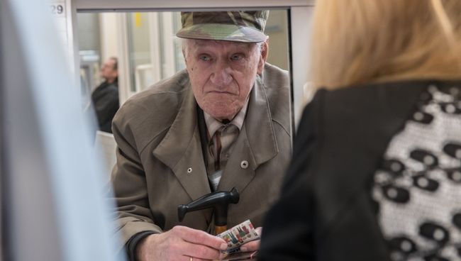 Посетитель в Пенсионном фонде. Архивное фото Посетитель в Пенсионном фонде. Архивное фото