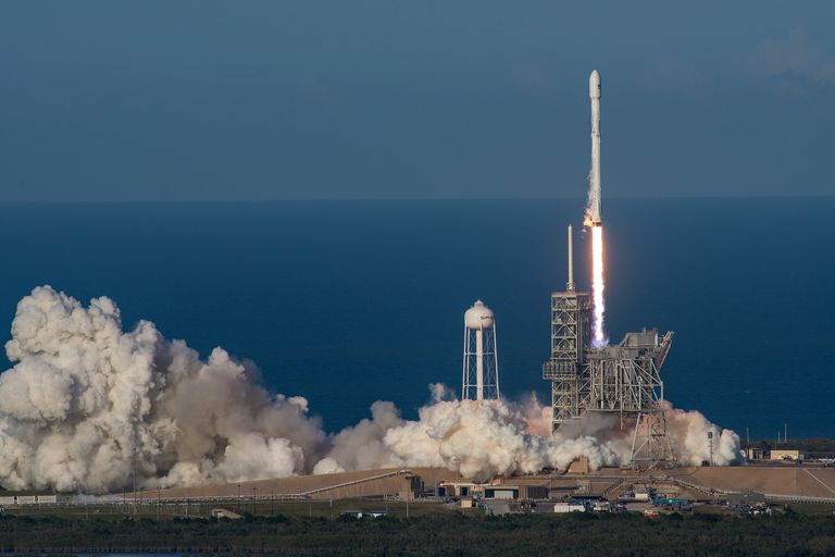 Старт ракеты Falcon 9 со спутником SES–10 с космодрома на мысе Канаверал. 30 марта 2017