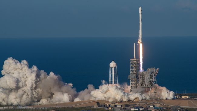 Старт ракеты Falcon 9. Архивное фото
