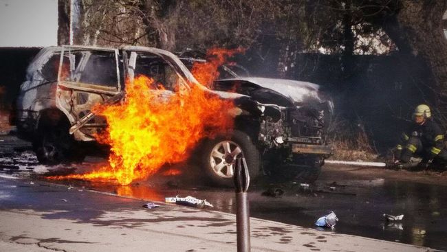 Взорванный автомобиль в Центральном районе Мариуполя. 31 марта 2017 Взорванный автомобиль в Центральном районе Мариуполя. 31 марта 2017