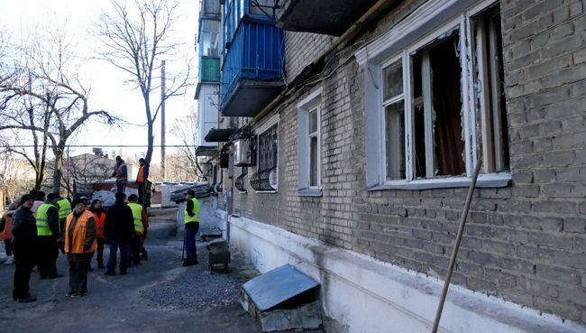 Жилой многоквартирный дом, пострадавший в результате обстрела Ясиноватой в Донецкой области Жилой многоквартирный дом, пострадавший в результате обстрела Ясиноватой в Донецкой области