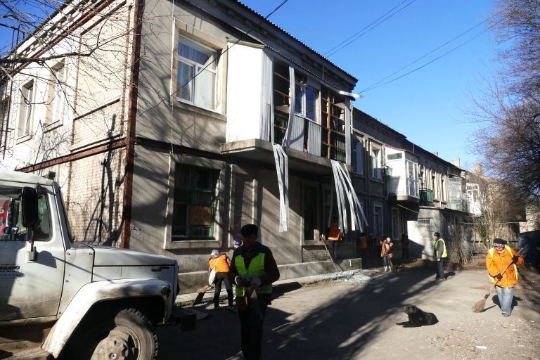 Жилой многоквартирный дом, пострадавший в результате обстрела Ясиноватой в Донецкой области
