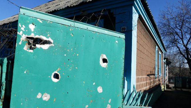 Жилой дом, пострадавший в результате обстрела в Донецкой области. Архивное фото Жилой дом, пострадавший в результате обстрела в Донецкой области. Архивное фото