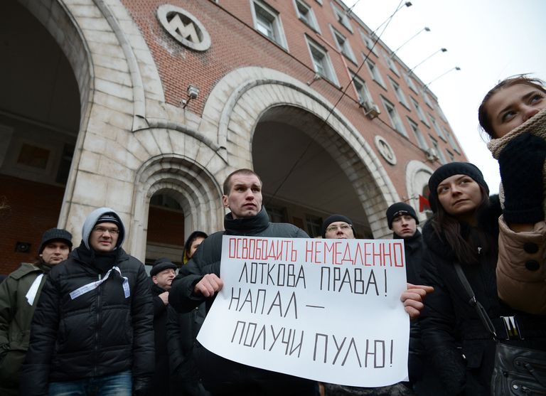 Самооборона с оружием - это всегда риск оказаться за решеткой. На фото: пикет в поддержку студентки Александры Лотковой, осужденной за стрельбу из травматического оружия в нападавших мужчин на станции метро Цветной Бульвар. Тверской суд Москвы счел действия Александры Лотковой превышением необходимых пределов обороны и приговорил ее к трем годам ли Самооборона с оружием - это всегда риск оказаться за решеткой. На фото: пикет в поддержку студентки Александры Лотковой, осужденной за стрельбу из травматического оружия в нападавших мужчин на станции метро Цветной Бульвар. Тверской суд Москвы счел действия Александры Лотковой превышением необходимых пределов обороны и приговорил ее к трем годам ли