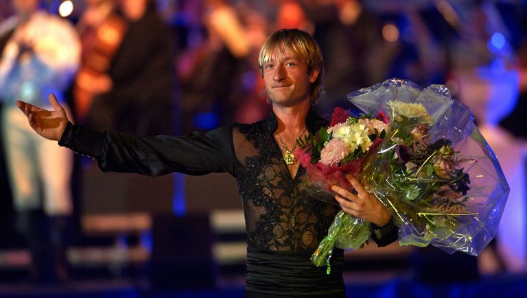 Олимпийский чемпион Евгений Плющенко с цветами после выступления в программе ледового шоу Опера на льду Олимпийский чемпион Евгений Плющенко с цветами после выступления в программе ледового шоу Опера на льду