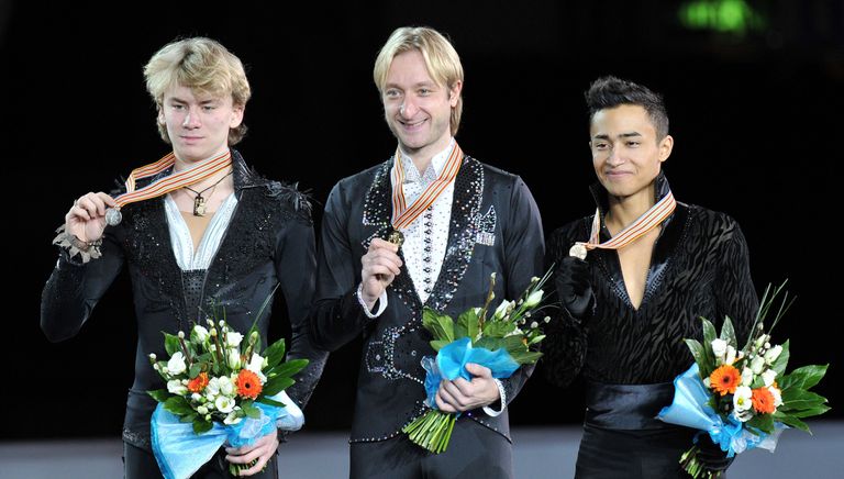 Призеры чемпионата Европы в мужском одиночном катании (слева направо):российские фигуристы, Артур Гачинский (серебро), Евгений Плющенко (золото) и французский фигурист Флоран Амодио (бронза), - на церемонии награждения Призеры чемпионата Европы в мужском одиночном катании (слева направо):российские фигуристы, Артур Гачинский (серебро), Евгений Плющенко (золото) и французский фигурист Флоран Амодио (бронза), - на церемонии награждения