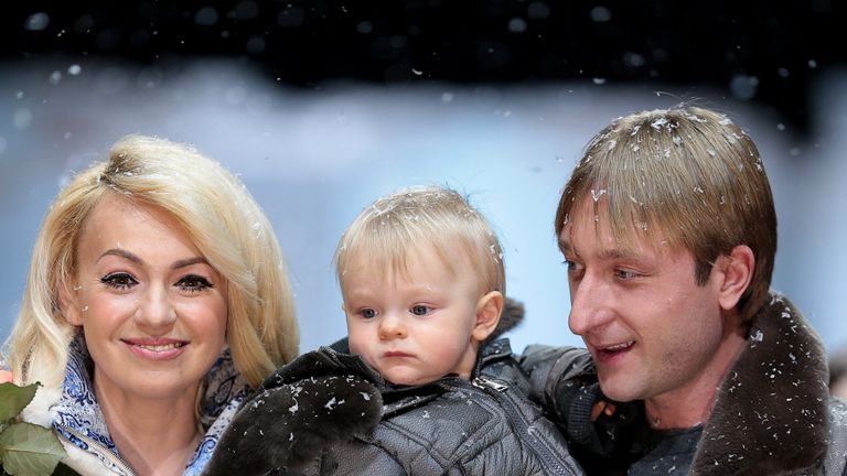 Продюсер Яна Рудковская и фигурист Евгений Плющенко с сыном Сашей во время показа своей новой коллекции бренда ODRI в рамках недели моды в Гостином дворе в Москве Продюсер Яна Рудковская и фигурист Евгений Плющенко с сыном Сашей во время показа своей новой коллекции бренда ODRI в рамках недели моды в Гостином дворе в Москве