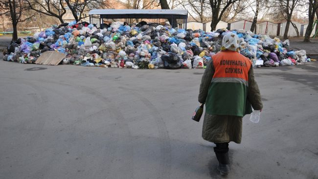 Невывезенный мусор во дворах Львова Невывезенный мусор во дворах Львова