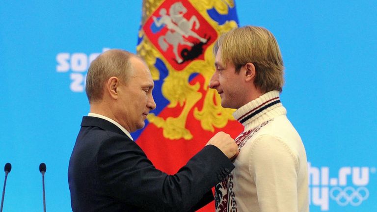 24 февраля 2014. Президент России Владимир Путин (слева) и олимпийский чемпион в фигурном катании Евгений Плющенко во время церемонии награждения российских призеров XXII зимних Олимпийских игр в Сочи 24 февраля 2014. Президент России Владимир Путин (слева) и олимпийский чемпион в фигурном катании Евгений Плющенко во время церемонии награждения российских призеров XXII зимних Олимпийских игр в Сочи
