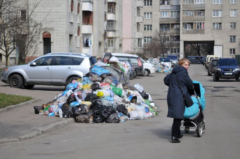 Невывезенный мусор во дворах Львова Невывезенный мусор во дворах Львова
