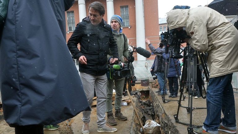 Журналисты у подземной комнаты, обнаруженной археологами у основания Китайгородской стены в Москве Журналисты у подземной комнаты, обнаруженной археологами у основания Китайгородской стены в Москве