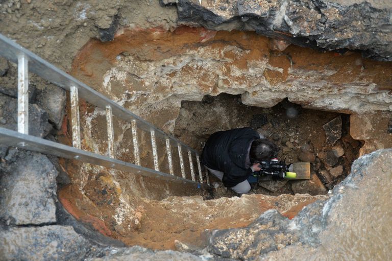 Видеооператор в подземной комнате, обнаруженной археологами у основания Китайгородской стены в Москве Видеооператор в подземной комнате, обнаруженной археологами у основания Китайгородской стены в Москве