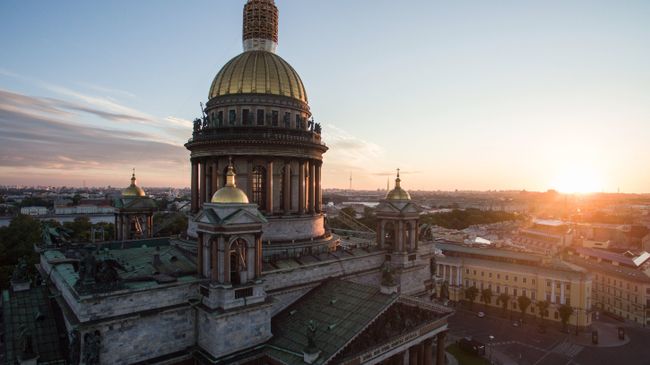 Исаакиевский собор в Санкт-Петербурге. Архивное фото Исаакиевский собор в Санкт-Петербурге. Архивное фото