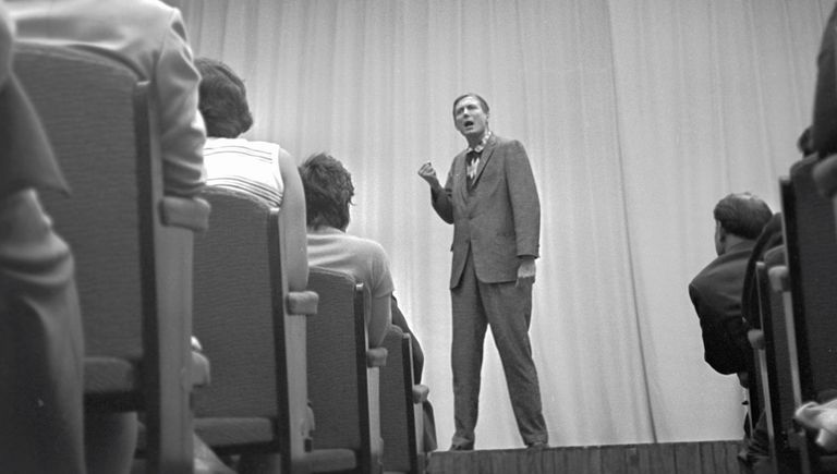 Поэт Евгений Евтушенко (на сцене) читает свои стихи. 1962 год Поэт Евгений Евтушенко (на сцене) читает свои стихи. 1962 год