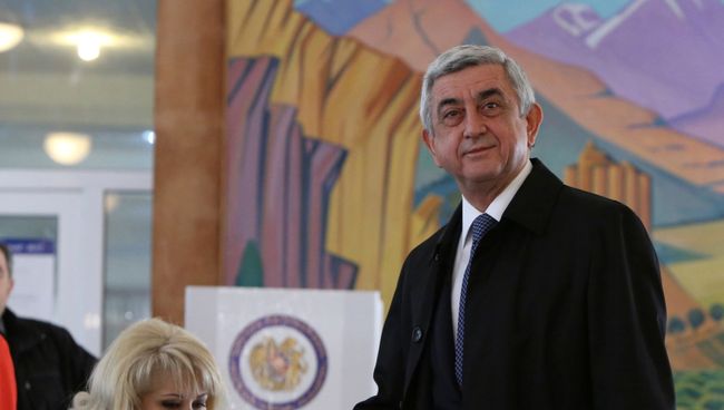 Президент Армении Серж Саргсян голосует на парламентских выборах 2 апреля 2017 года Президент Армении Серж Саргсян голосует на парламентских выборах 2 апреля 2017 года