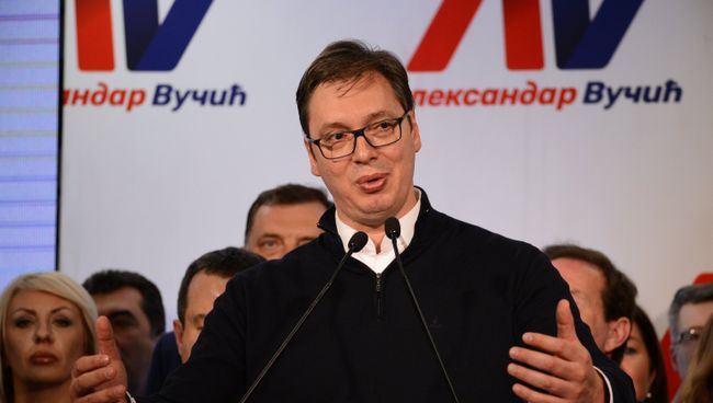 Председатель правительства Сербии Александр Вучич, лидирующий на выборах президента Сербии, в предвыборном штабе в Белграде. Председатель правительства Сербии Александр Вучич, лидирующий на выборах президента Сербии, в предвыборном штабе в Белграде.