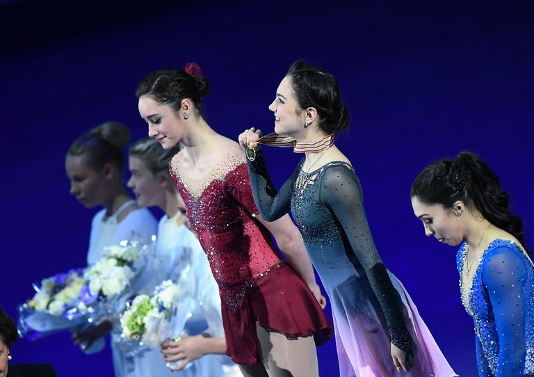 Призеры женского одиночного катания на чемпионате мира по фигурному катанию в Хельсинки во время церемонии награждения Призеры женского одиночного катания на чемпионате мира по фигурному катанию в Хельсинки во время церемонии награждения