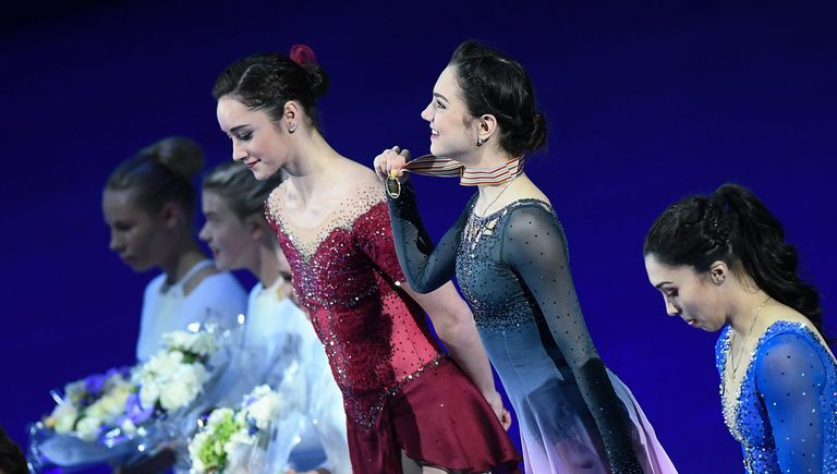 Призеры женского одиночного катания на чемпионате мира по фигурному катанию в Хельсинки во время церемонии награждения