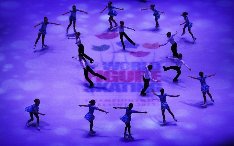 Дети-фигуристы во время показательных выступлений чемпионата мира по фигурному катанию в Хельсинки Дети-фигуристы во время показательных выступлений чемпионата мира по фигурному катанию в Хельсинки