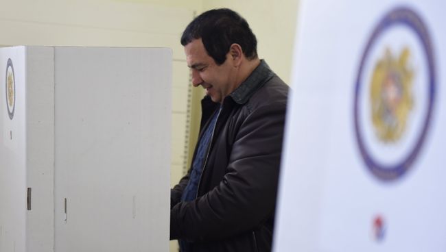 Лидер партии Процветающая Армения Гагик Царукян голосует на парламентских выборах на избирательном участке в Ереване. 2 апреля 2017 Лидер партии Процветающая Армения Гагик Царукян голосует на парламентских выборах на избирательном участке в Ереване. 2 апреля 2017