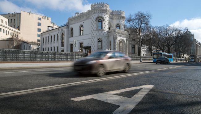 Выделенная полоса на улице Воздвиженка . Архивное фото Выделенная полоса на улице Воздвиженка . Архивное фото