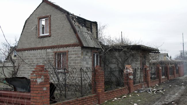 Жилой дом, пострадавший в результате обстрела, в Петровском районе Донецка. Архивное фото Жилой дом, пострадавший в результате обстрела, в Петровском районе Донецка. Архивное фото