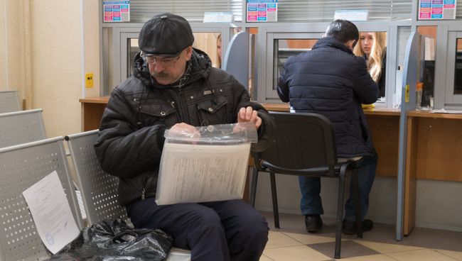 Посетители в отделении Пенсионного фонда РФ. Архивное фото Посетители в отделении Пенсионного фонда РФ. Архивное фото