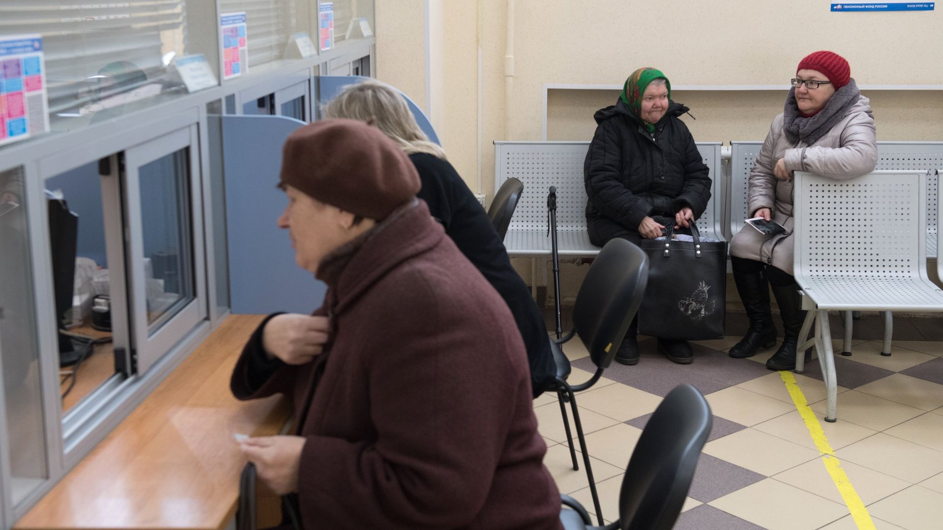 Посетители в отделении Пенсионного фонда РФ - РИА Новости, 1920, 16.12.2022