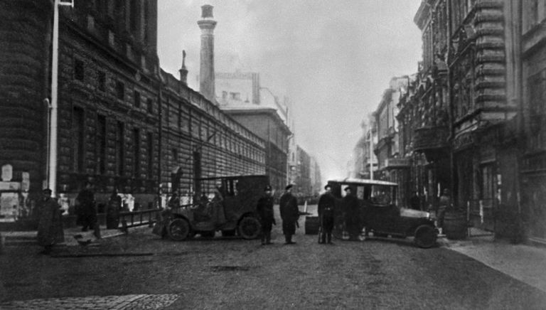 Петроград. Октябрь 1917 года. Баррикады на улицах города Петроград. Октябрь 1917 года. Баррикады на улицах города